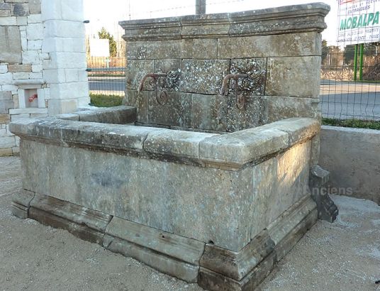 Beautiful wall-fountain with antique basin ** SOLD