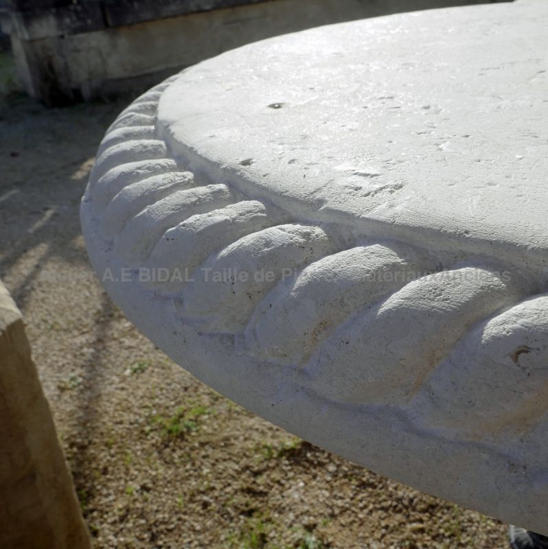 Guéridon avec pied ancien en fonte noire et plateau mouluré en pierre blanche