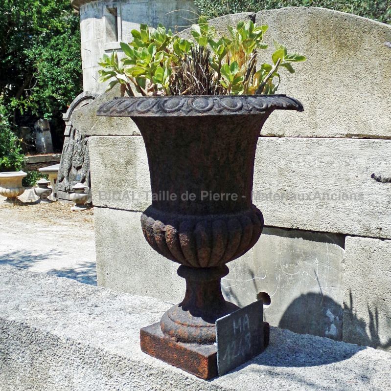Paire de vases Médicis anciens en fonte – Élégance intemporelle
