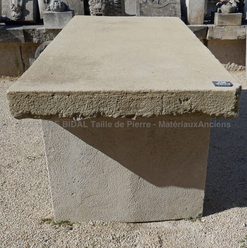 Table de jardin en vieilles pierres par Alain Bidal Matériaux Anciens en Provence