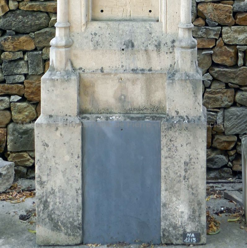 Grande stèle ancienne en pierre patinée par Les Matériaux Anciens en Provence Alain Bidal.