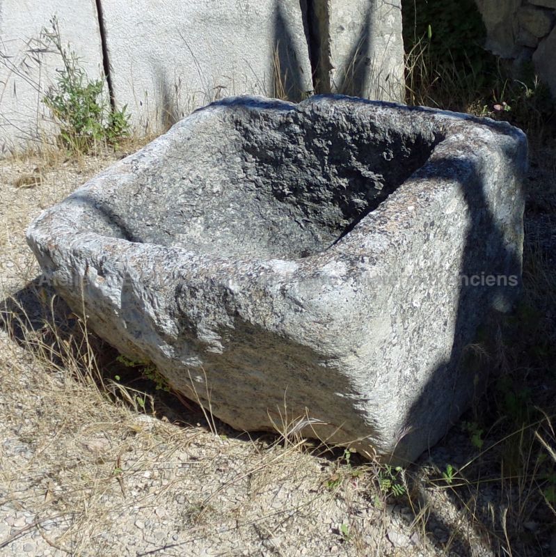 Gros bac rustique en pierre patinée - Atelier Alain BIDAL (Provence)