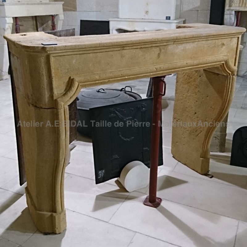 Cheminée Louis 14 en pierre jaune - Artisanat français pour cheminée ancienne en pierre naturelle.