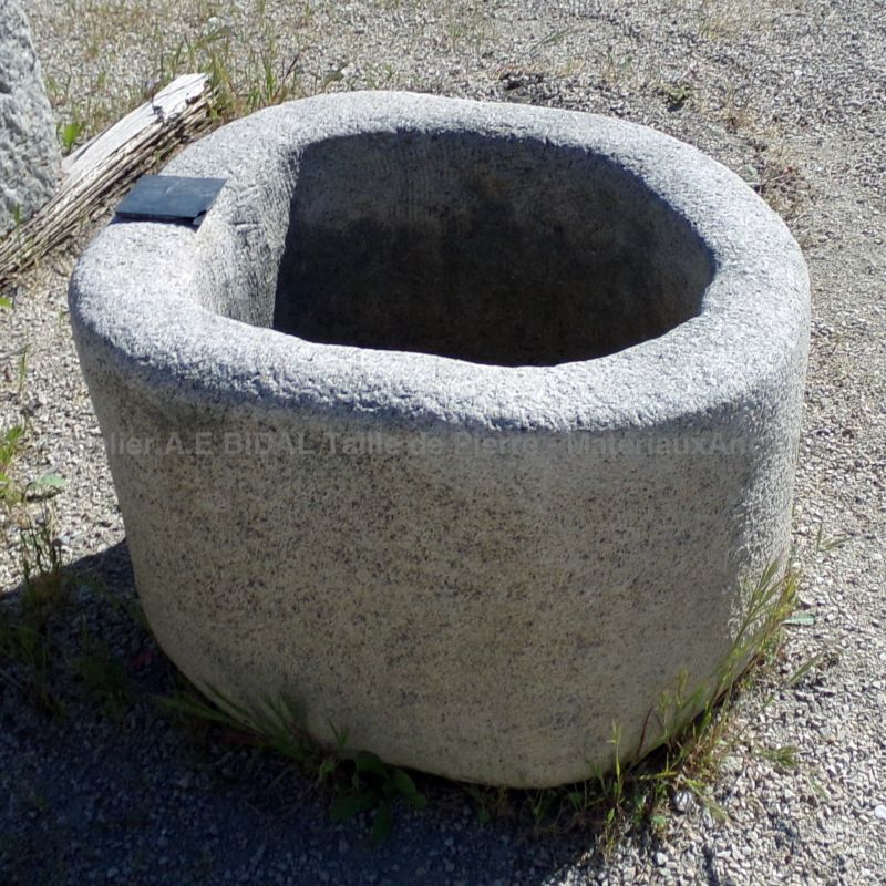 Petit bac rond en pierre : un authentique bac en pierre patinée - Atelier Alain BIDAL (Provence)