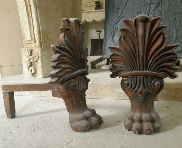 Accessoires de cheminée anciens : chenets en fonte de style Napoléon III