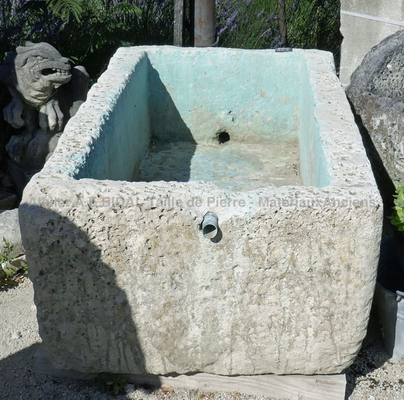 Bac ancien en pierre dure - Grand bac en pierre pour jardinière rustique et robuste.