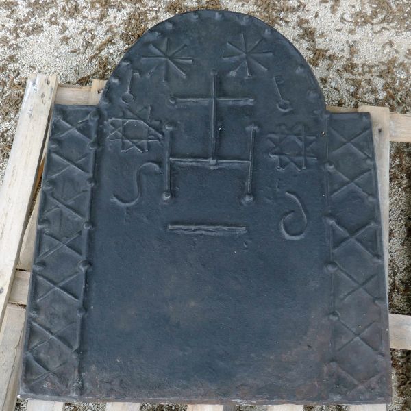 Plaque en fonte datant du 17° siècle en vente chez Atelier Alain BIDAL, Provence.