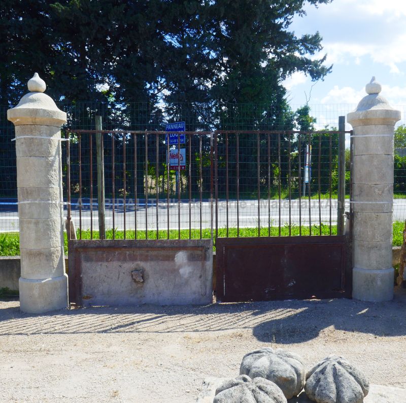 Paire de piliers de portails en pierre par Les Matériaux Anciens en Provence Alain BIDAL