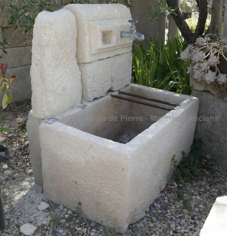 Petite fontaine de Provence en pierres anciennes - Atelier Alain BIDAL, tailleur de pierre à Isle sur la Sorgue
