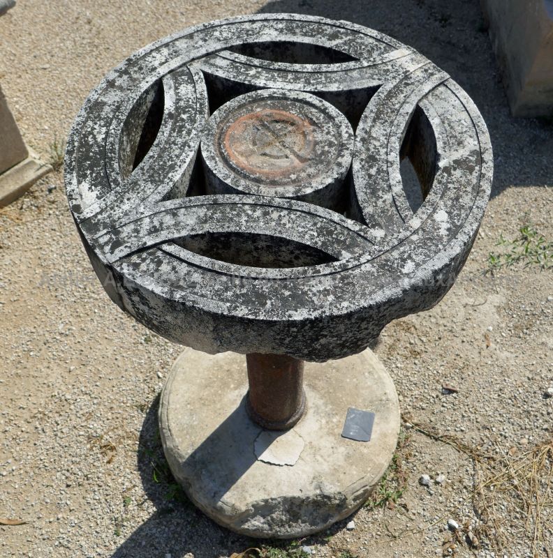 Table ancienne style guéridon pour décoration ancienne - table artisanale en matériaux anciens.