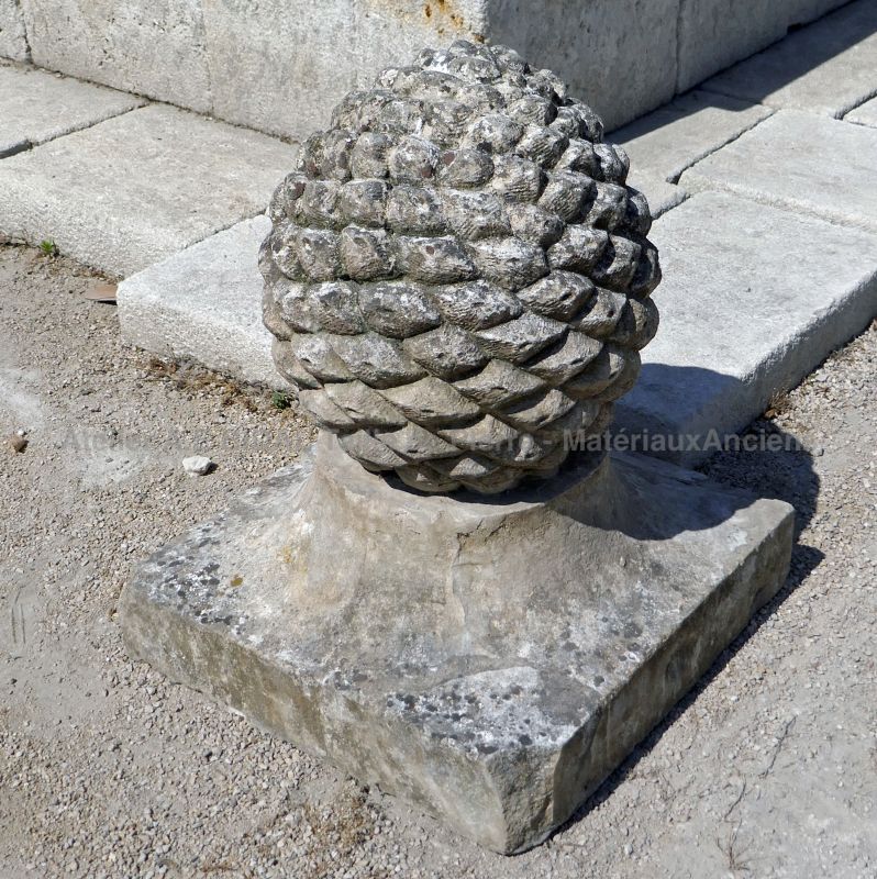 Pignes de pin anciennes en pierre - Ornements anciens en pierre par Alain Bidal matériaux anciens en Provence