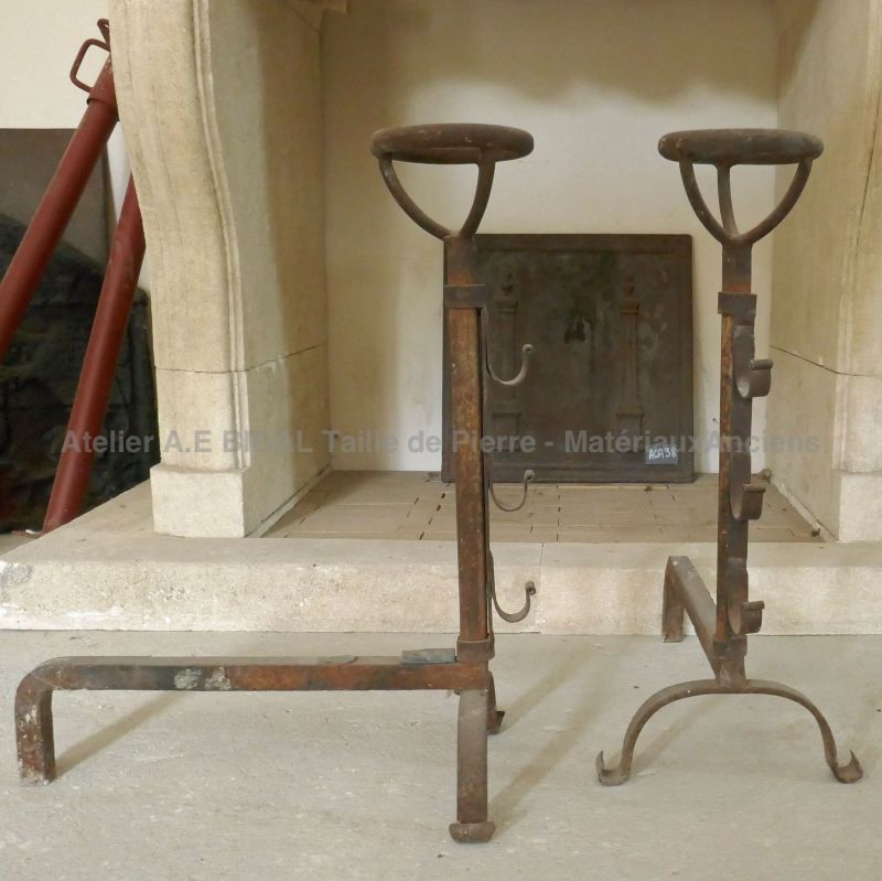 Paire d'anciens landiers à bols pour cheminée en fer forgé par Atelier Alain BIDAL