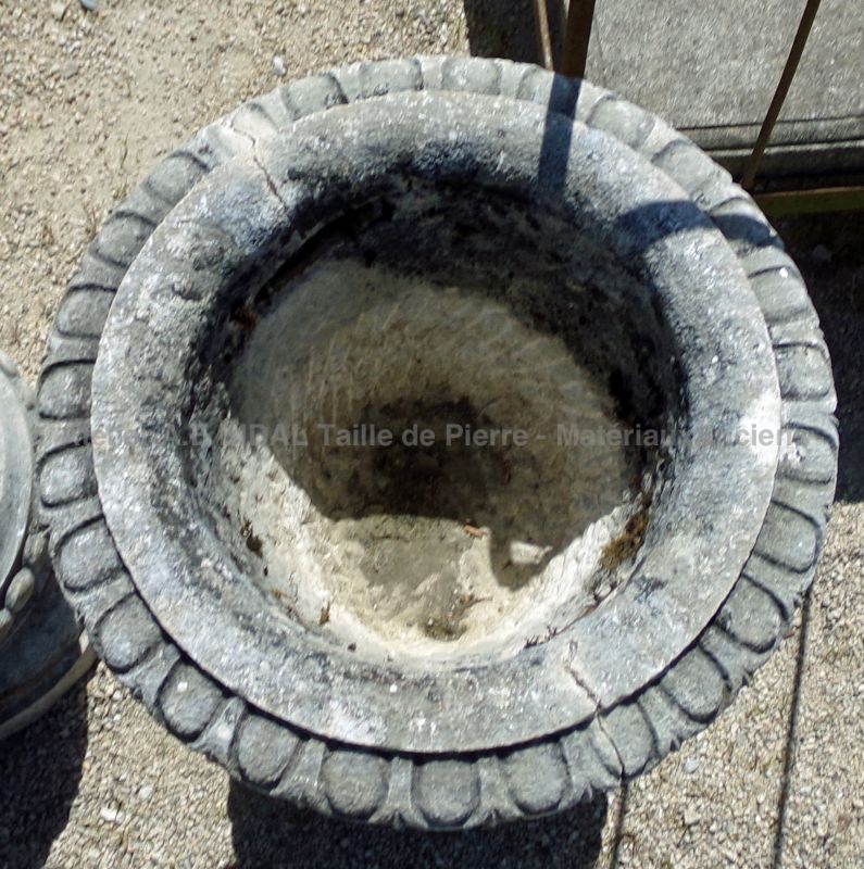 Antique Medici stone vases : decorative pair for outdoor use - Atelier Alain BIDAL (Provence)