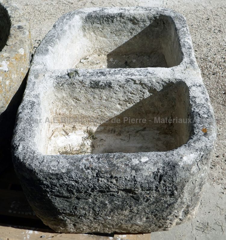 Auge rectangulaire en pierre : une auge ancienne avec bac en pierre double.