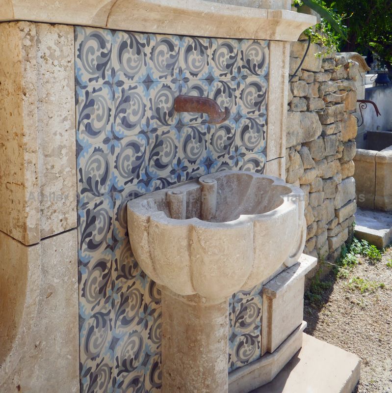Garden fountain with alcove, gadrooned sink and cement tiles - Atelier Alain BIDAL (Provence)