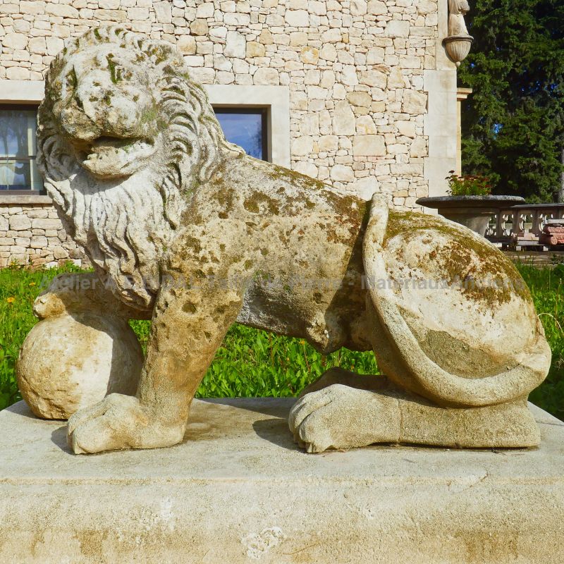 For a beautiful garden decoration : elegant statues of antique lions in stone - Atelier Alain BIDAL (Provence)