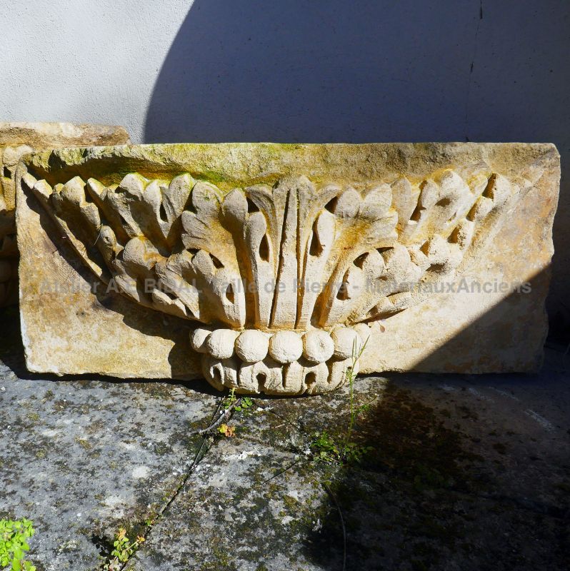Ancien ornement en pierre sculptée : paire d'appliques murales en pierre - Atelier Alain BIDAL (Provence)