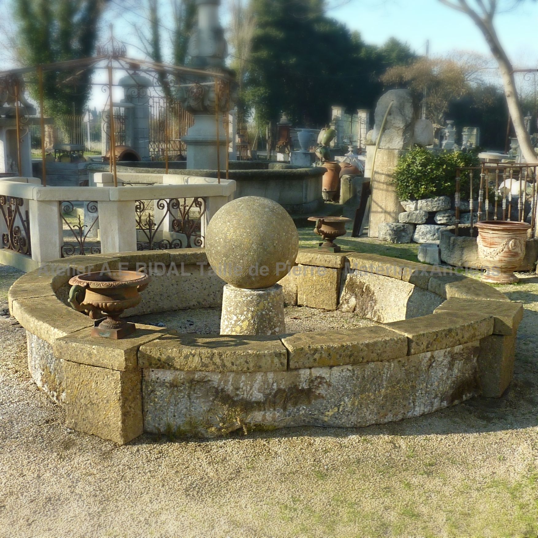 Un bassin de décoration pour jardin en pierres anciennes - une création des Ateliers de taille de pierre Alain Bidal, en Provence.