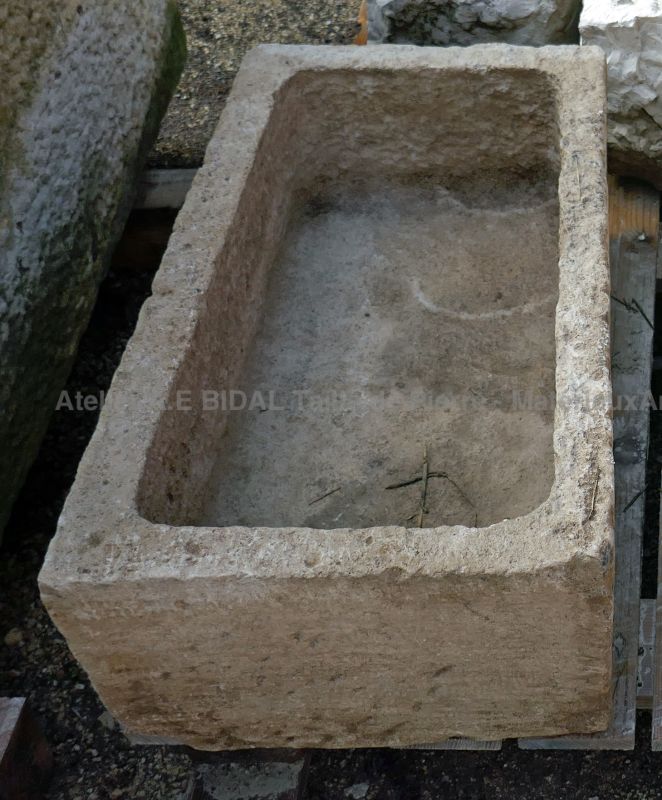 Ancienne auge en pierre à voir chez les matériaux anciens en Provence par Alain Bidal