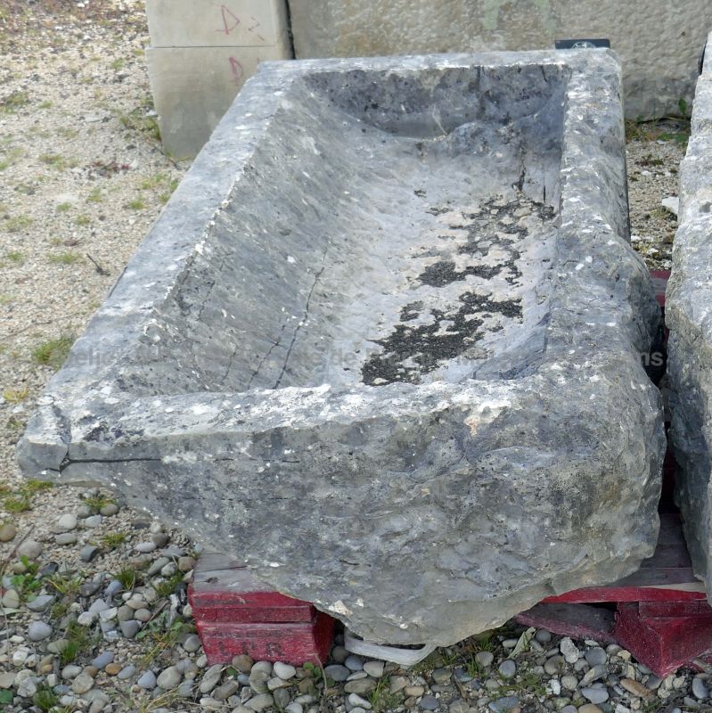 Large vasque ancienne en pierre massive usée et patinée par le temps par Les Matériaux Anciens en Provence Alain BIDAL