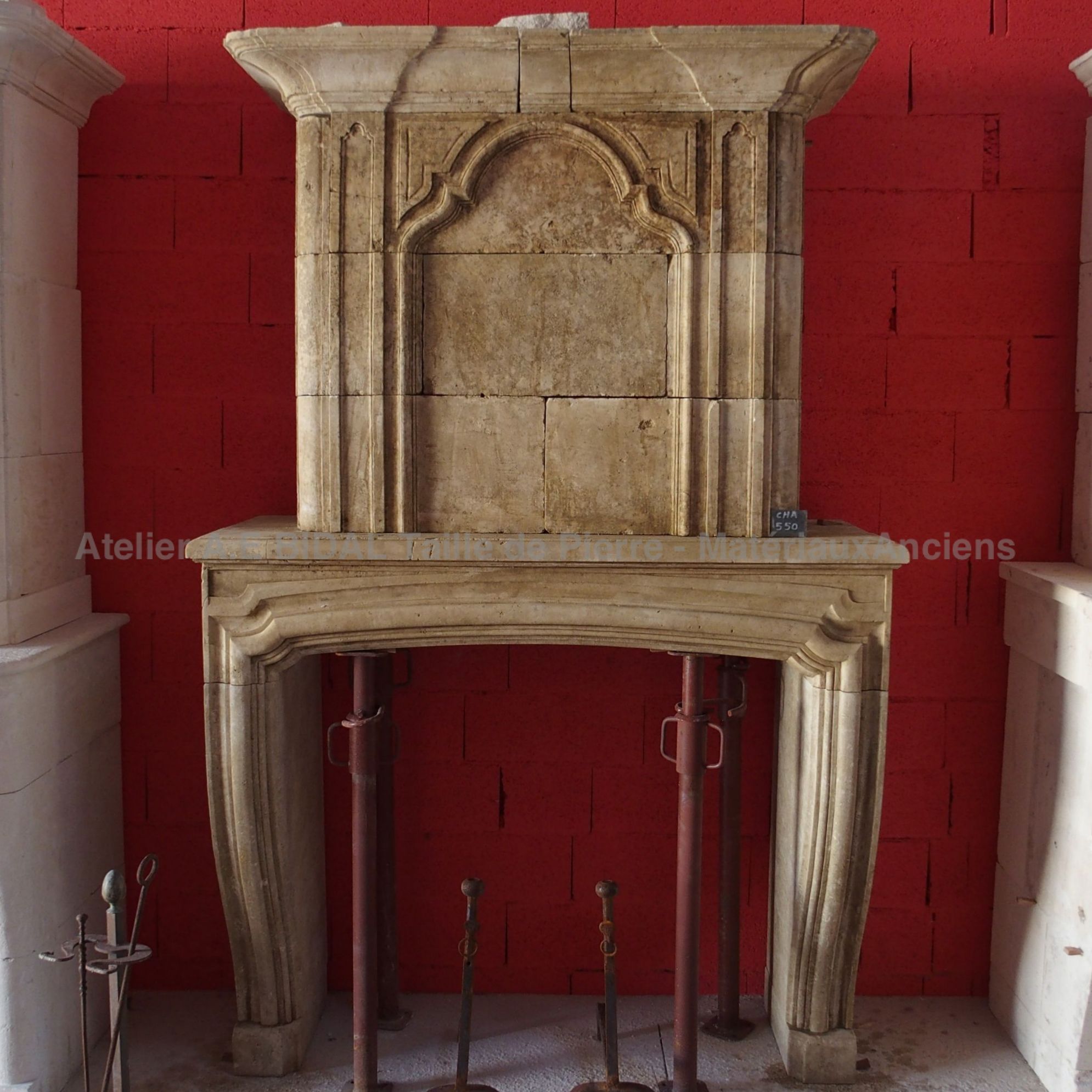 Belle cheminée à trumeau retrouvée dans un bâtiment militaire desaffecté.