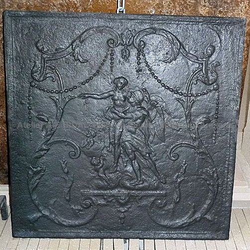 Belle plaque de cheminée en fonte décorée d'une pouponnière - nos accessoires cheminée anciens.