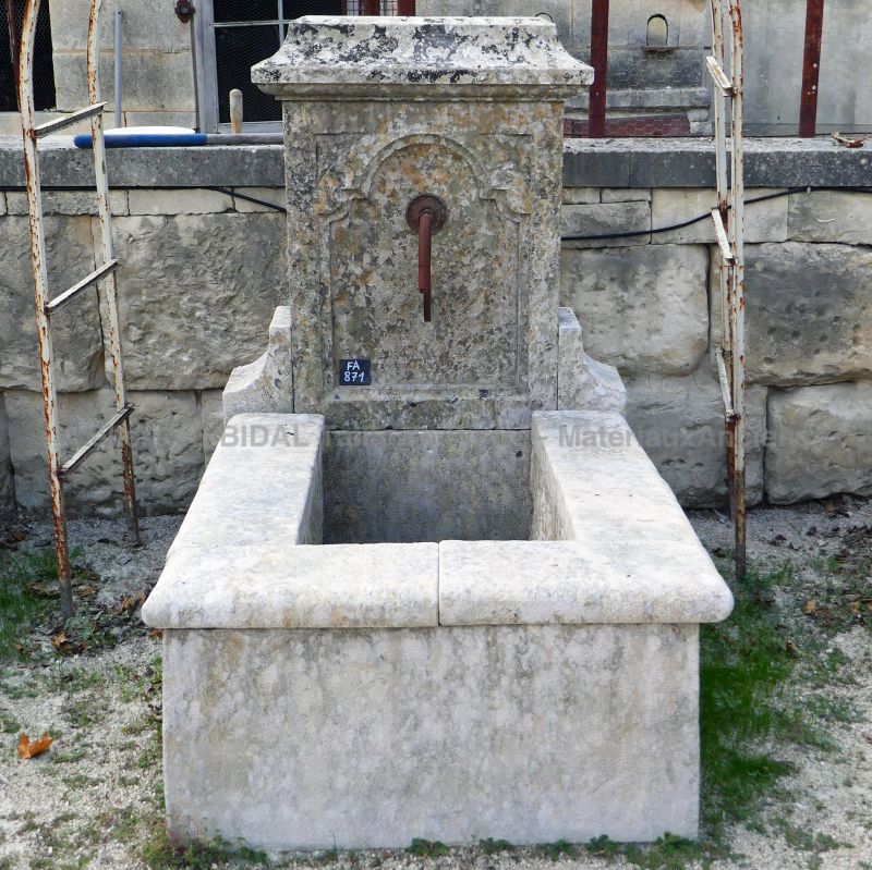 Ancienne fontaine en pierre par Alain BIDAL Materiaux Anciens en Provence