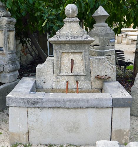 Wall fountain : presentation of our outdoor fountain that has a nice basin.