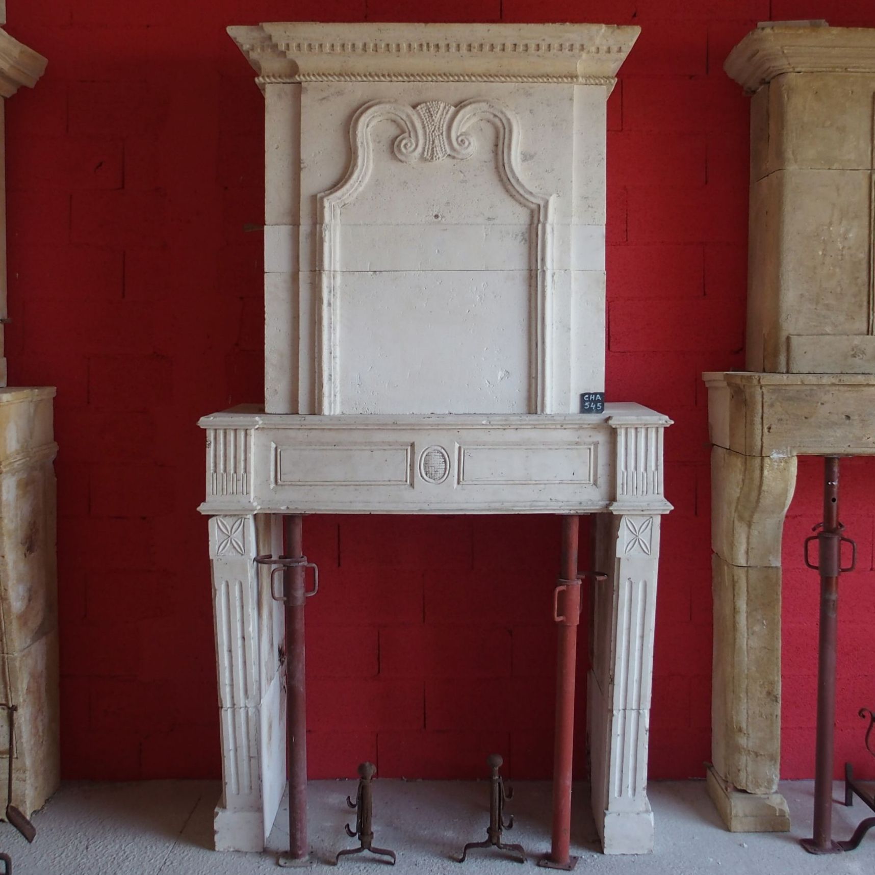 Belle cheminée en pierre très décorée - cheminée Louis XVI avec trumeau.