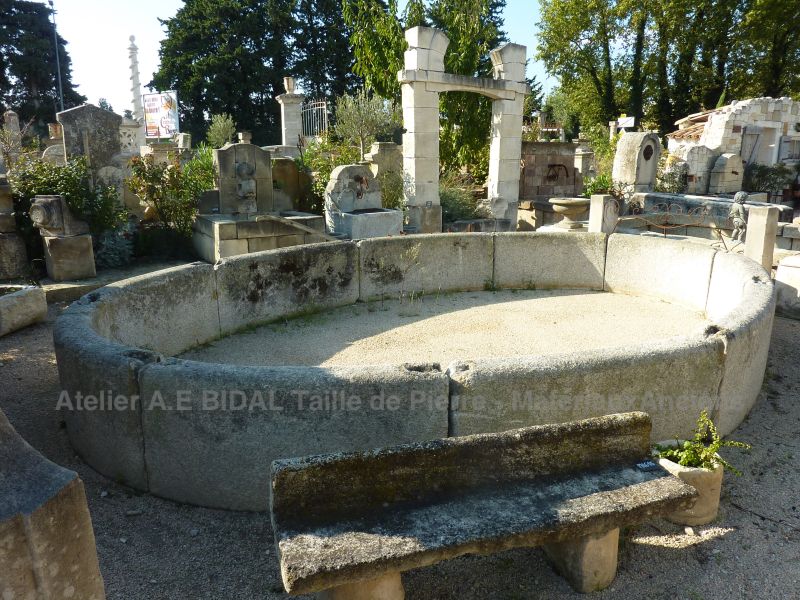 Bac ancien en pierre naturelle pour une décoration du jardin toute en élégance et en authenticité.