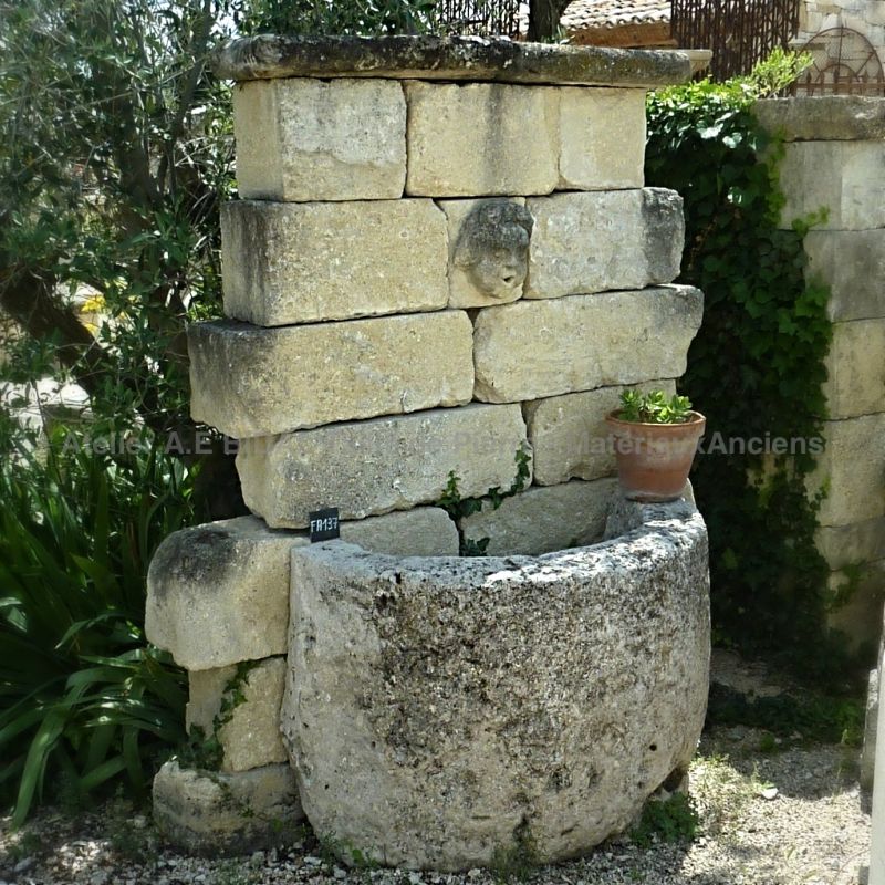 Fontaine murale à adosser à un mur pour une décoration originale et authentique du jardin.