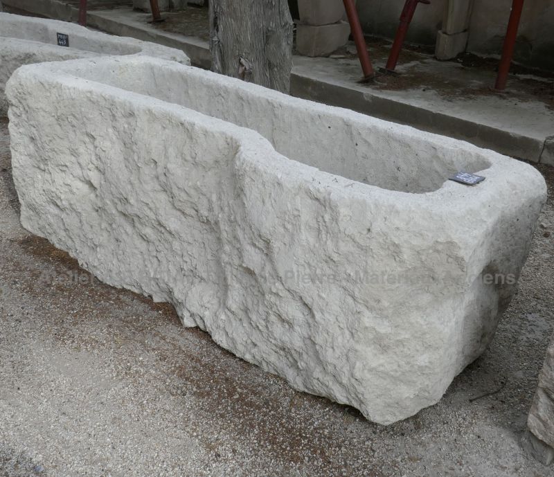 Jardinière en pierre pour jardin : un bac à fleurs en pierre calcaire résistant et écologique.