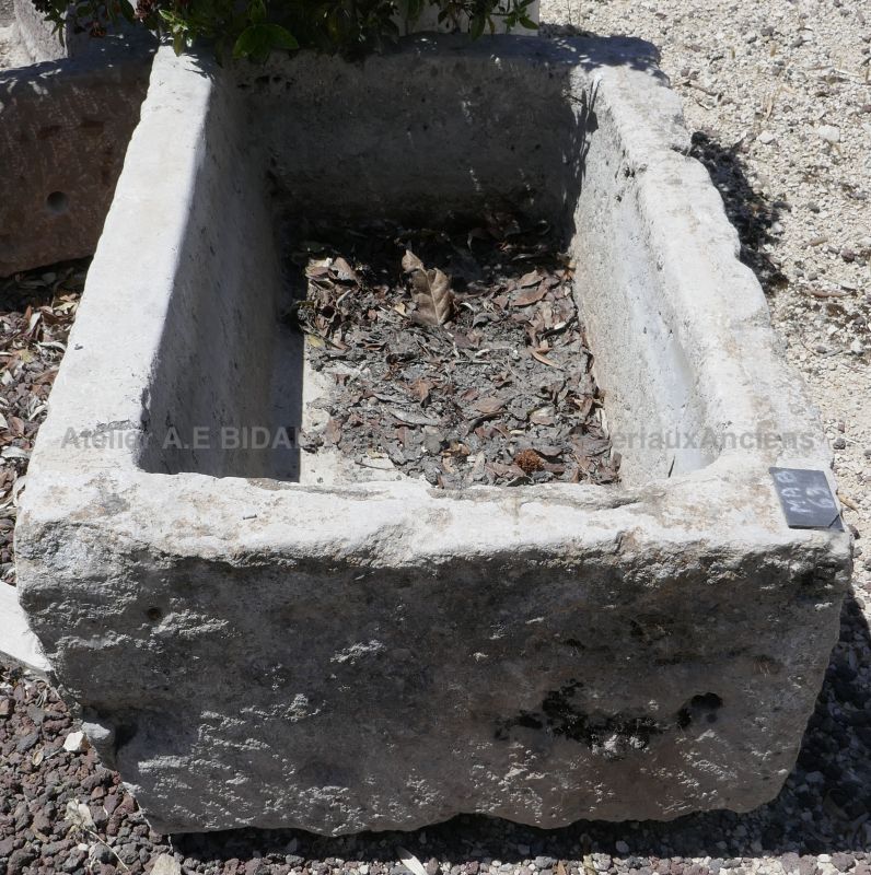 Beau bac rectangulaire, un bac ancien en pierre calcaire dure.