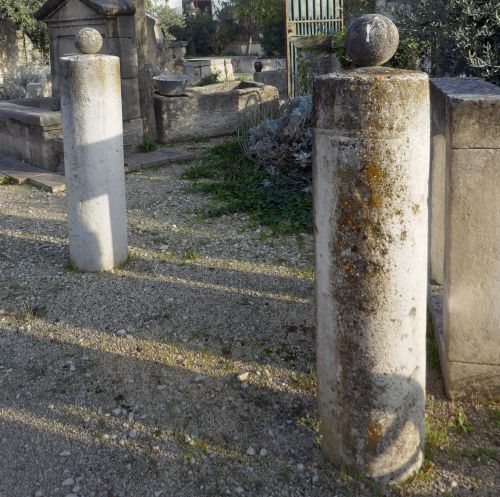 Anciens piliers en pierre : paire de petits piliers cylindriques