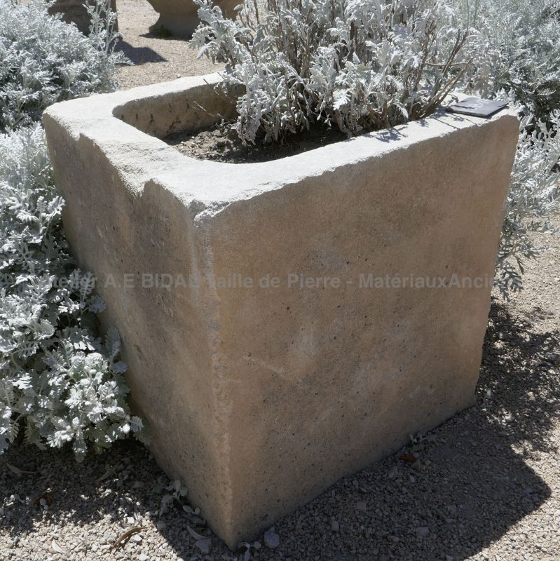 Petit bac ancien en pierre pour une décoration intérieure/extérieure.
