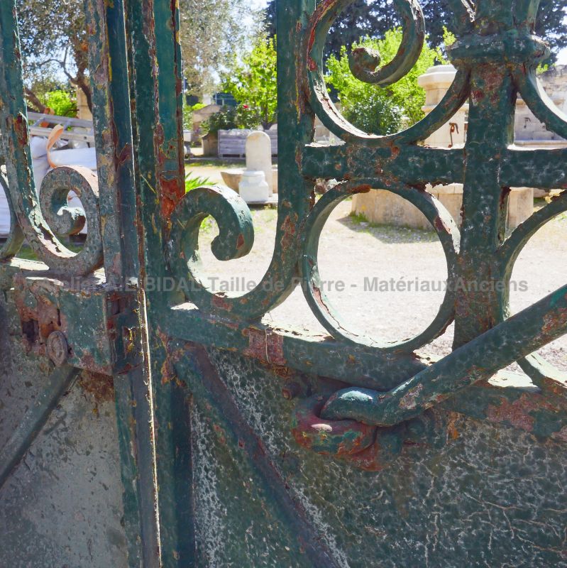 Reclaimed wrought iron gate for stone pillars - Atelier Alain BIDAL (Provence)