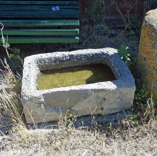Ancienne auge en pierre dure : bac à fleurs en pierre par le spécialiste de la pierre naturelle en Provence, Alain BIDAL