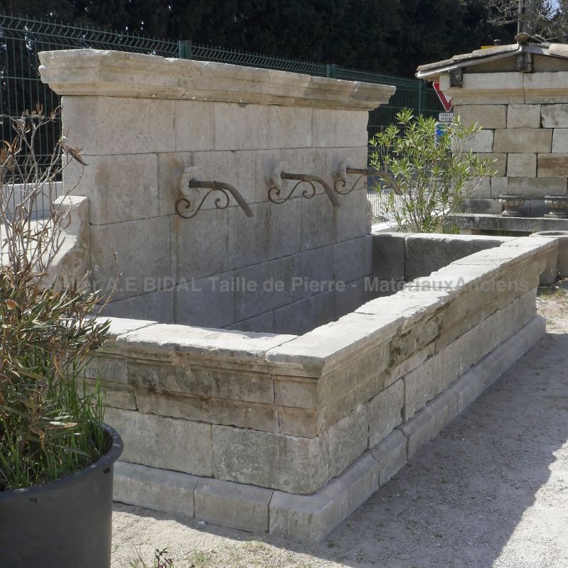 Large fontaine rustique en vieilles pierres patinées par le tailleur de pierre en Provence Alain BIDAL