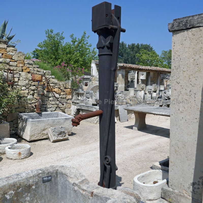 Pompe manuelle ancienne en fonte par Atelier Alain BIDAL