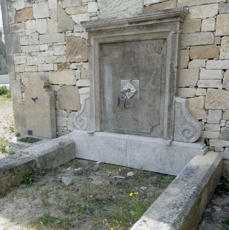 Bassin en pierres anciennes et fronton travaillé à vendre chez Alain BIDAL à Isle sur la Sorgue en Provence