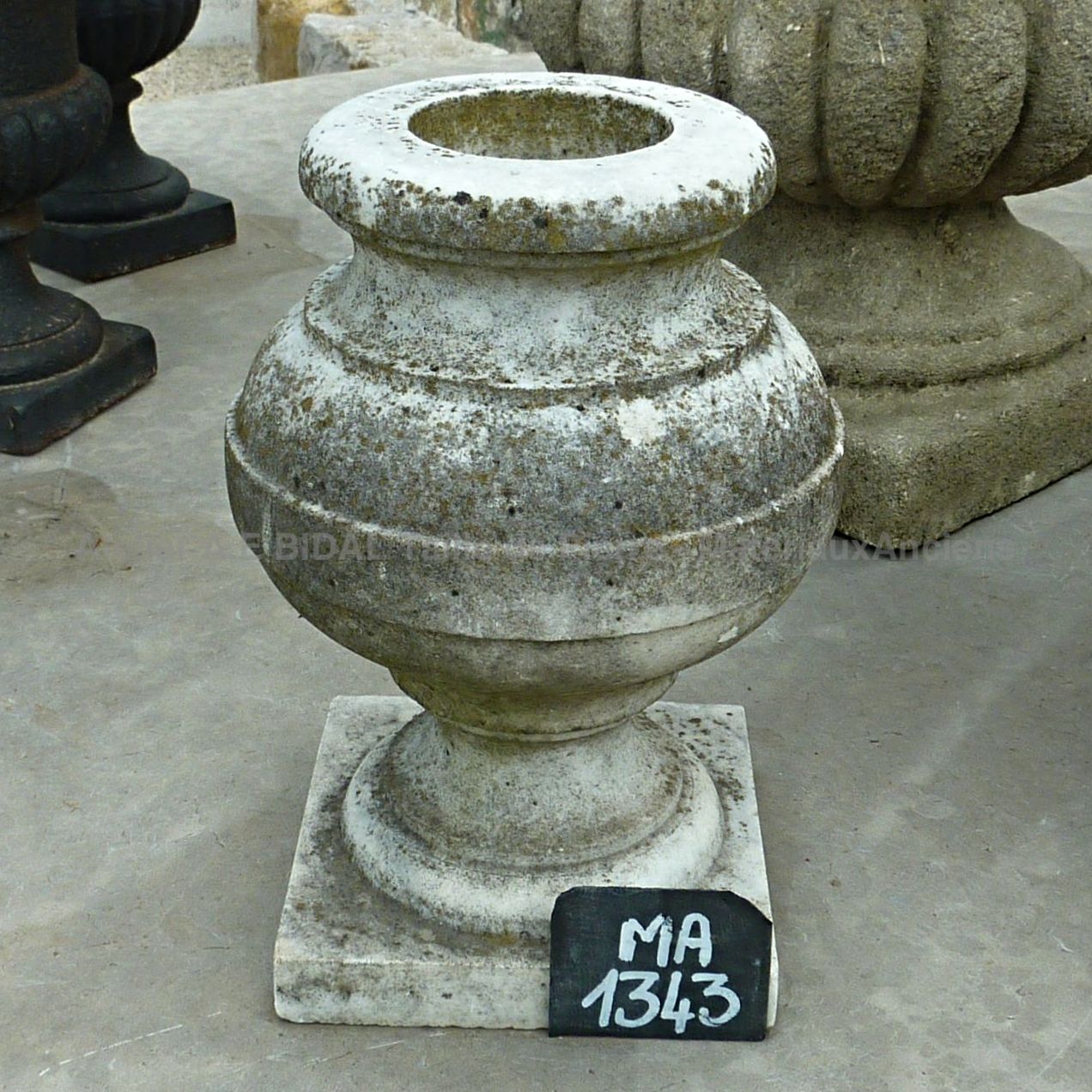 Magnifique vase marbre blanc - vase ancien en matériaux anciens pour une décoration ancienne du jardin.