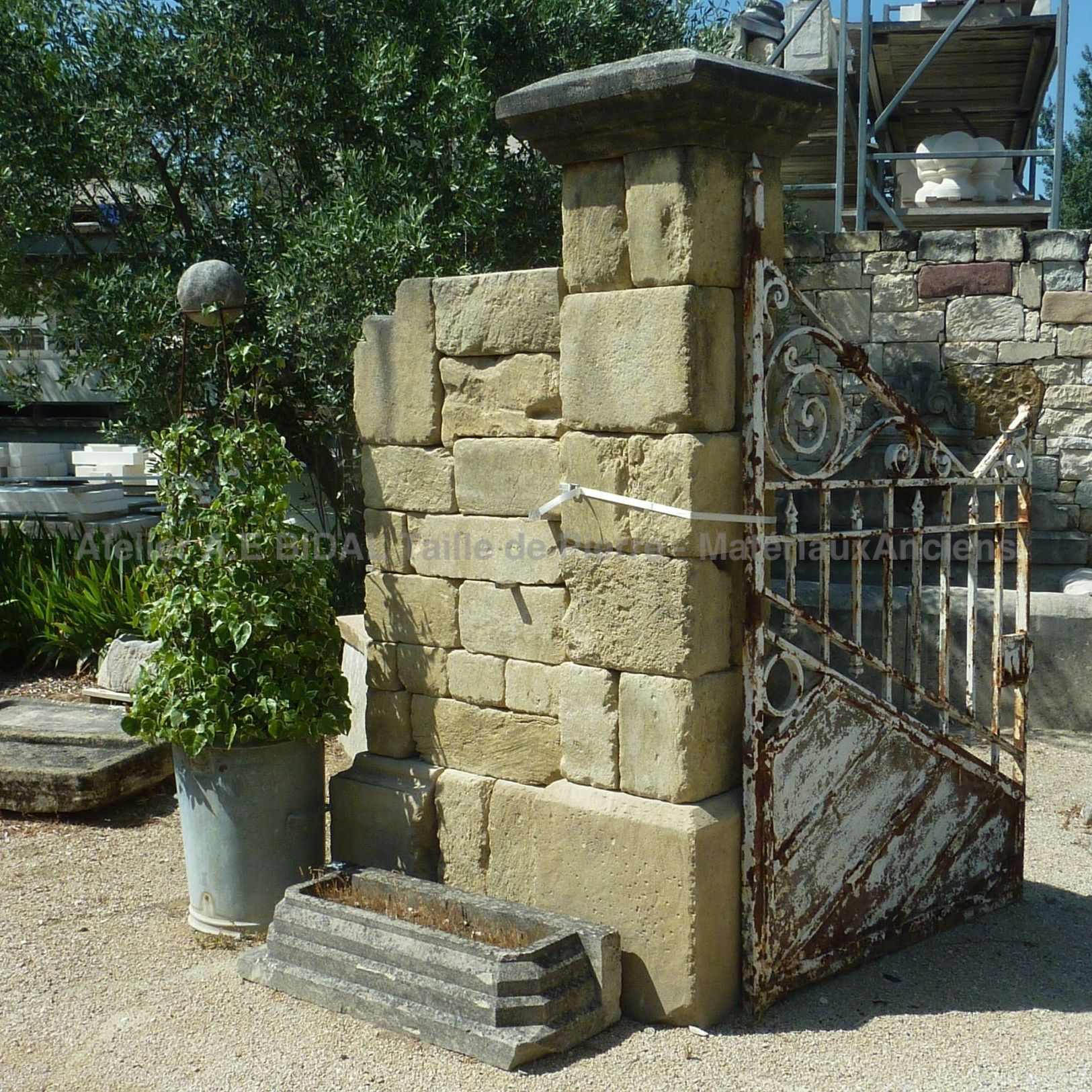 Pilier ancien dépourvu de boite aux lettres - Bidal matériaux anciens.