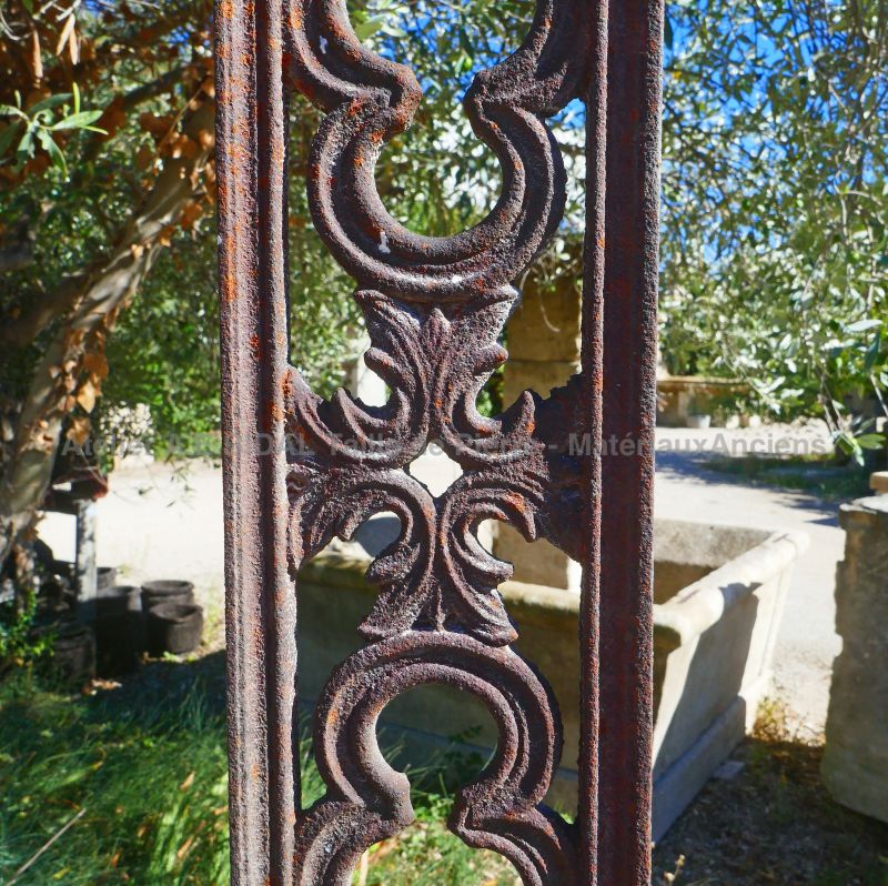 Antique Catholic cast iron cross for sale in Provence at Alain BIDAL (Isle sur la Sorgue)