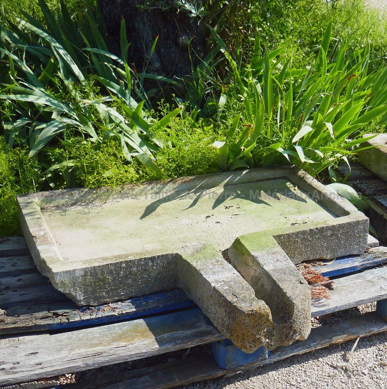 Ancien évier rustique en pierre de style campagnard : évier en pierre de l'Atelier Alain BIDAL