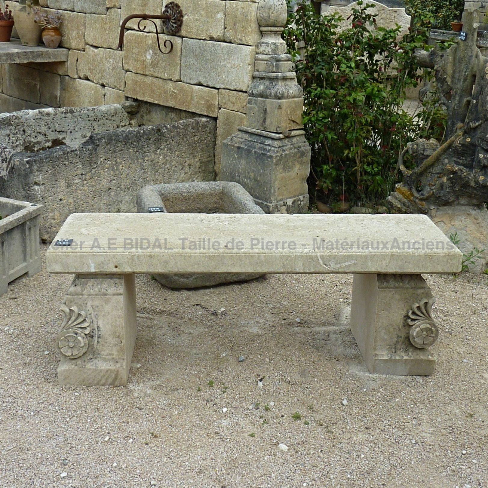 Banc en pierre finement travaillée sur les pieds - mobilier de jardin ancien.