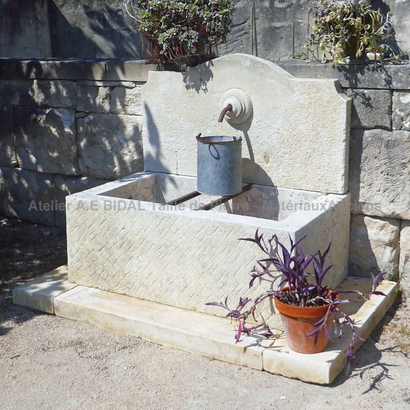 Small Provençal fountain in patinated stones by the Atelier Alain BIDAL, stonemason in Isle sur la Sorgue