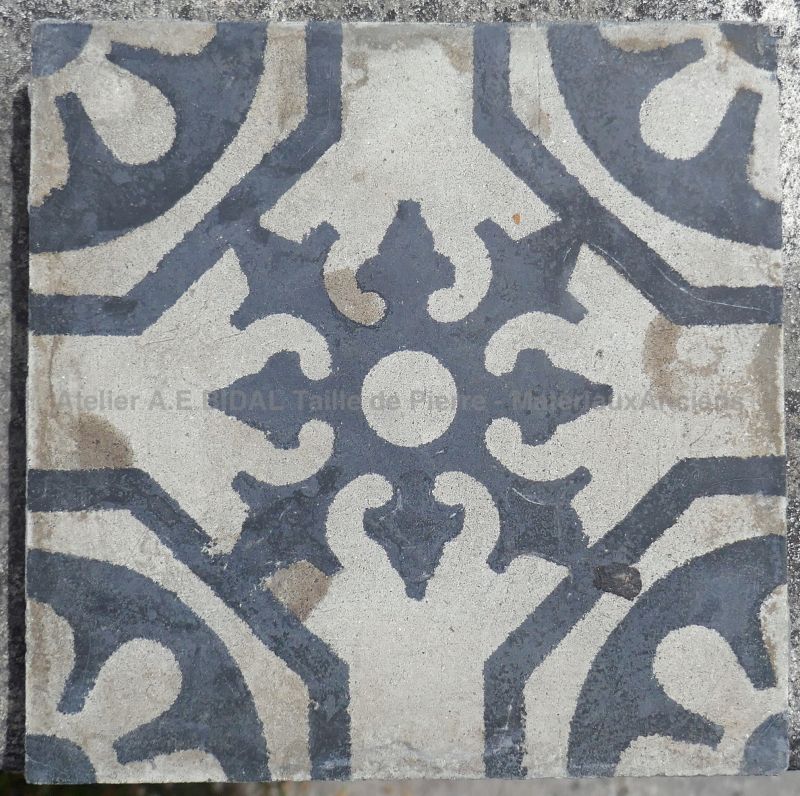 Carreau authentique ancien en ciment en vente en Provence chez Atelier Alain BIDAL