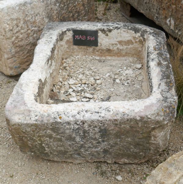 Auge ancienne en pierre pour plantes : bac rectangle en pierre par Atelier Alain BIDAL, Provence