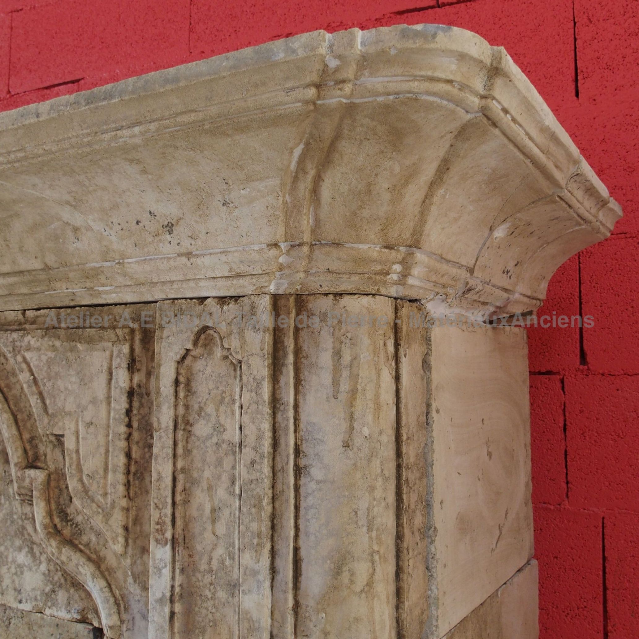 Belles moulures sur notre cheminée à trumeau Louis XV.