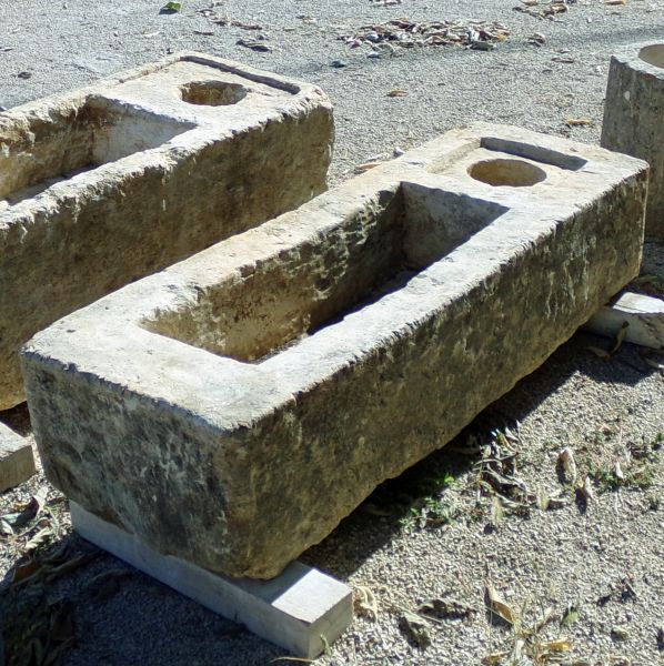 Longue jardinière rustique en pierre : ancienne auge en pierre en vente chez l'Atelier Alain BIDAL (Provence)